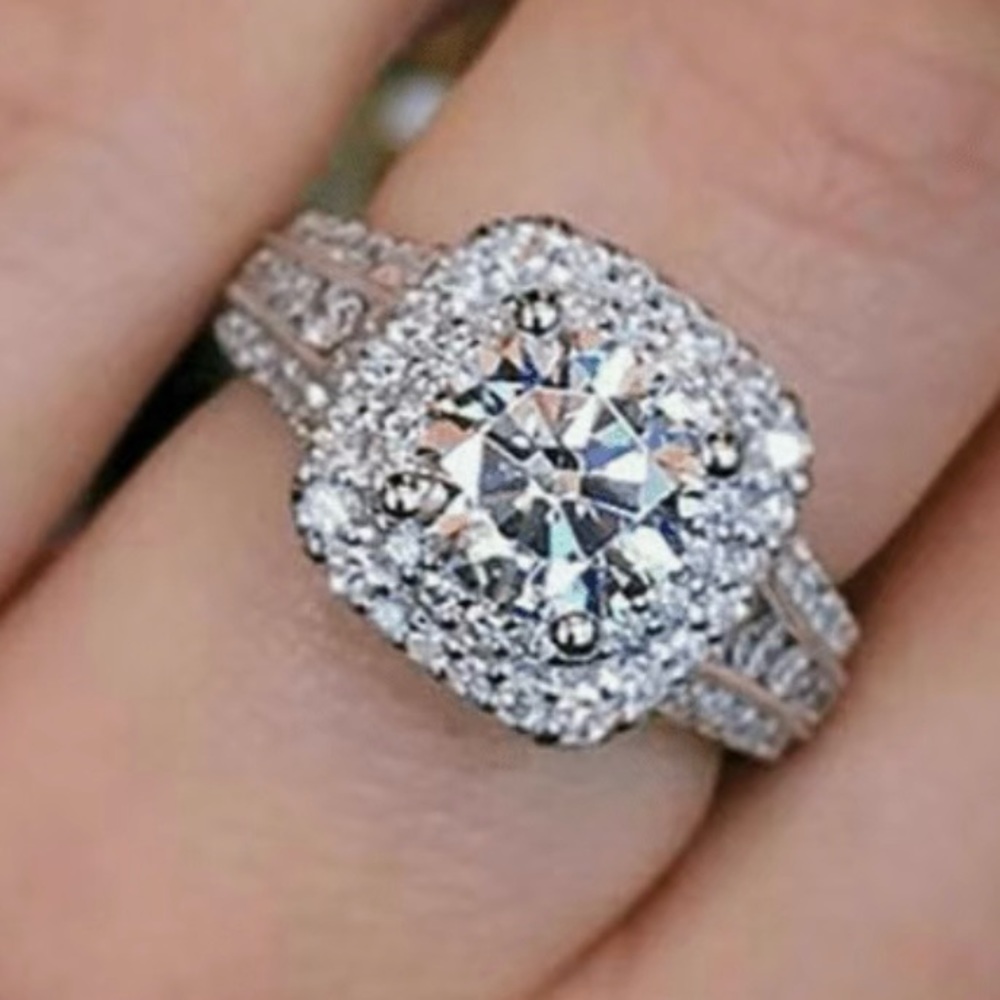 ♥️Boho Style Ring , large round Zircon, surrounded by ave set stones, 925 plated